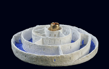 Laberint - Porcelain and molochite, engobe and gold - 2000 10 x 25 cm